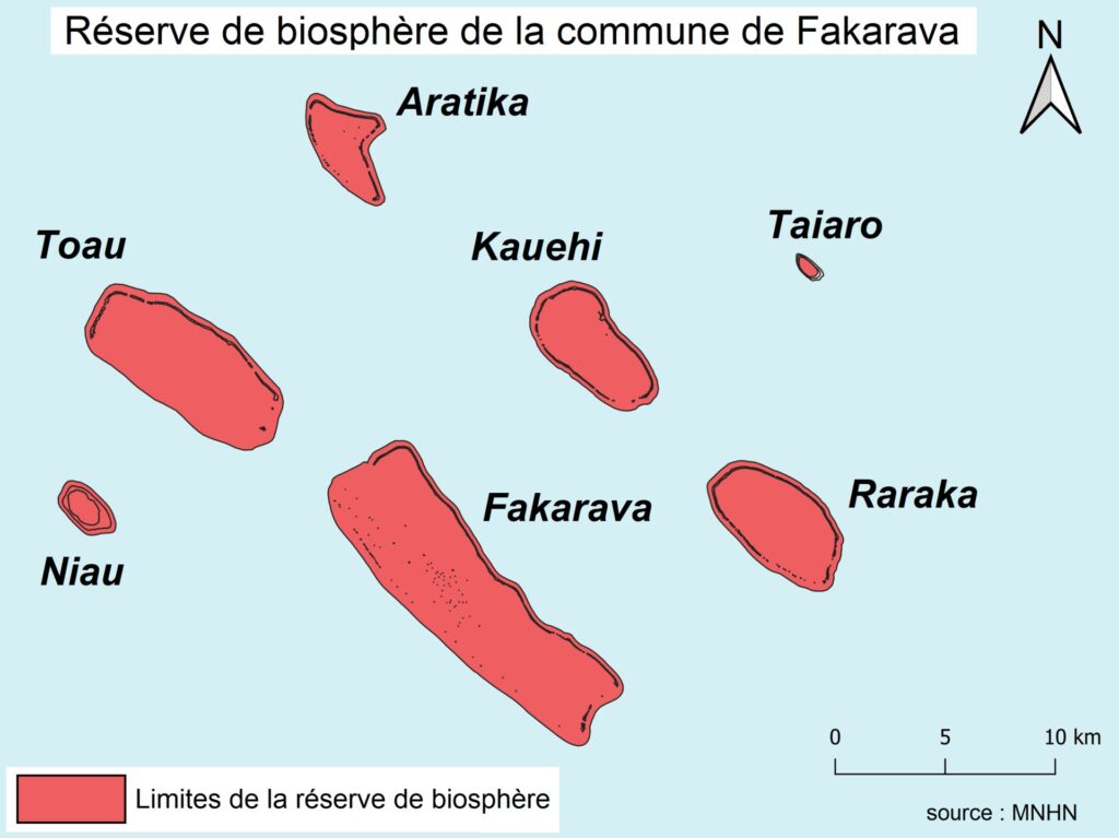 Karta över sju atoller ritade i rött på ljusblå bakgrund, Fakarava i mitten, omgiven av Toau, Aratika, Kauehi, Taiaro, Raraka och Niau, med nordpil och skala