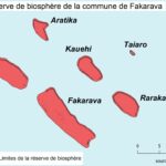 Karta över sju atoller ritade i rött på ljusblå bakgrund, Fakarava i mitten, omgiven av Toau, Aratika, Kauehi, Taiaro, Raraka och Niau, med nordpil och skala