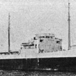 Kornigt svartvitt arkivfoto av en tanker från sidan, med bryggan i mitten, två master och skorstenen akterut.