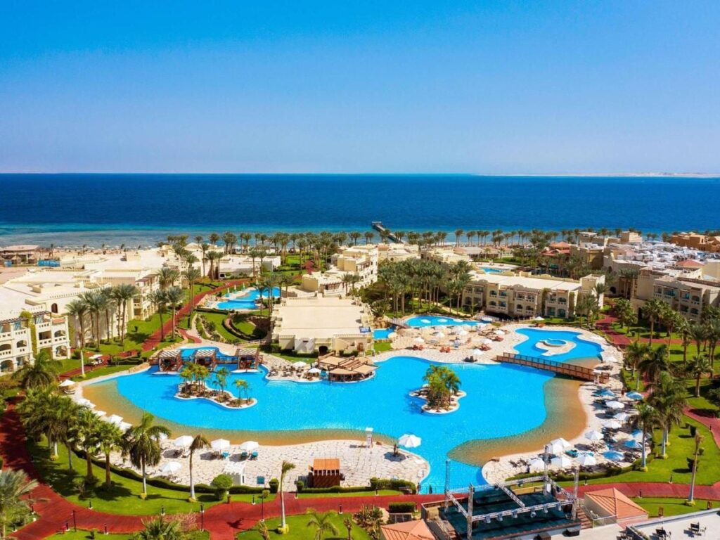 Flygbild över Rixos Sharm El Sheikh med lagunformade pooler, palmer och Röda havet