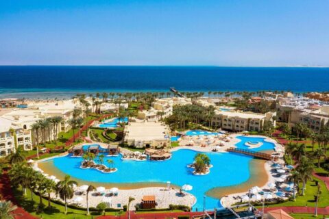 Flygbild över Rixos Sharm El Sheikh med lagunformade pooler, palmer och Röda havet