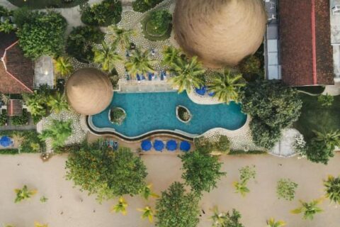 Flygbild över Sudamala Resort Komodo, med pool, trädgårdar och strand